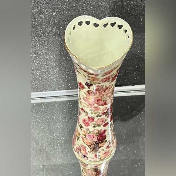 Cherub chintz collection vase from Baum Bros. - Picture 1 of 5